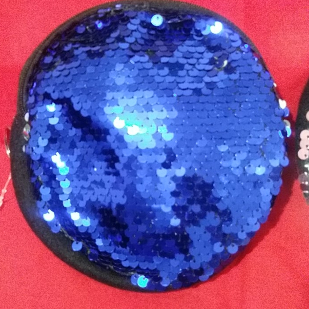 Reversible sequin cosmetic bag with keychain. - Picture 2 of 5
